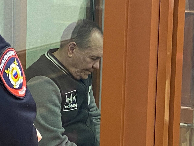    Казаков просил не снимать его, но суд отклонил ходатайство обвиняемого о запрете съемки