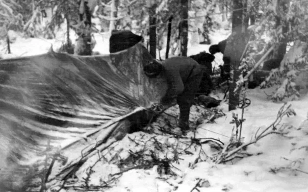 Фото 2. Зина Колмогорова во время зимнего похода 1957 года устанавливает палатку (ту самую, которая была у дятловцев во время похода 1959 года).