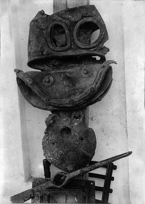 Первый водолазный костюм, точнее, его остатки, поднятые водолазами ЭПРОНа со дна моря у Балаклавы. 1923-1924. ЦВММ МО РФ