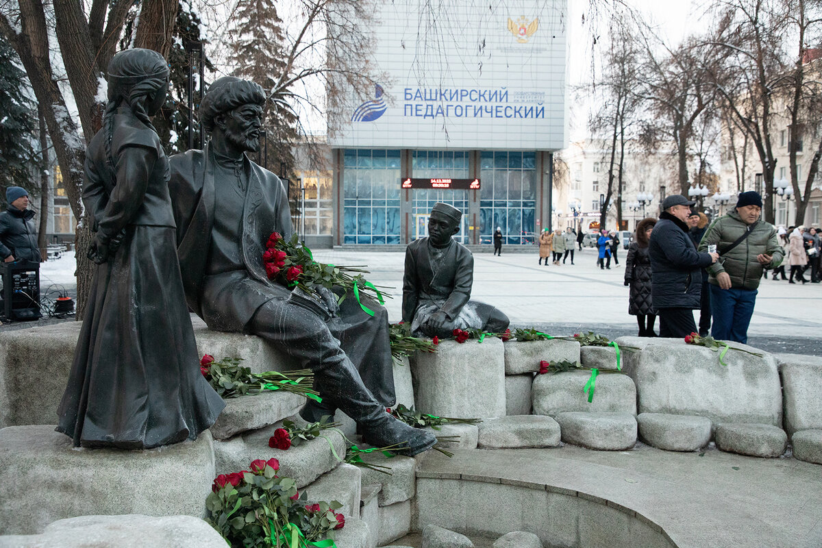 В День башкирского языка Радий Хабиров возложил цветы к памятнику  Мифтахетдину Акмулле | Башкортостан сегодня | Дзен