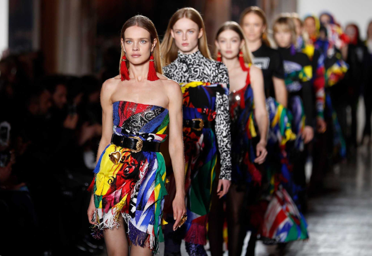 парад моделей Versace 2019. фото marieclaire