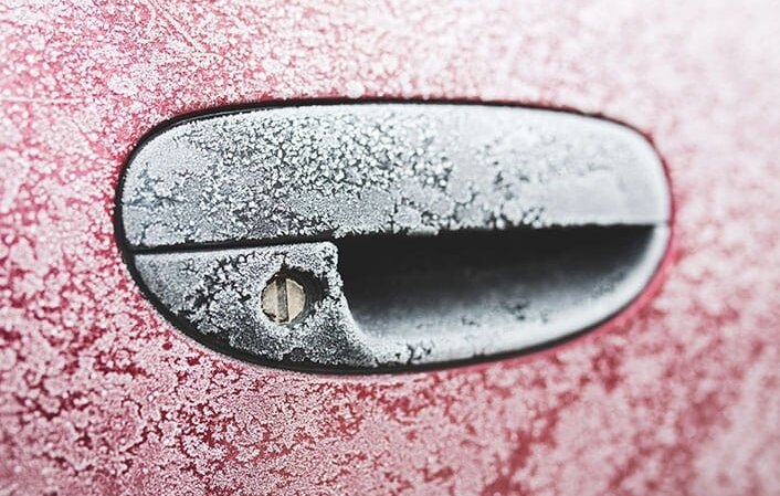 Выйти зимой и увидеть, как кто-то долго копошиться в замке автомобиля — частая ситуация. Это может быть и вор, но скорее всего владелец, у которого замерзли замки в машине. Что ему можно посоветовать сделать