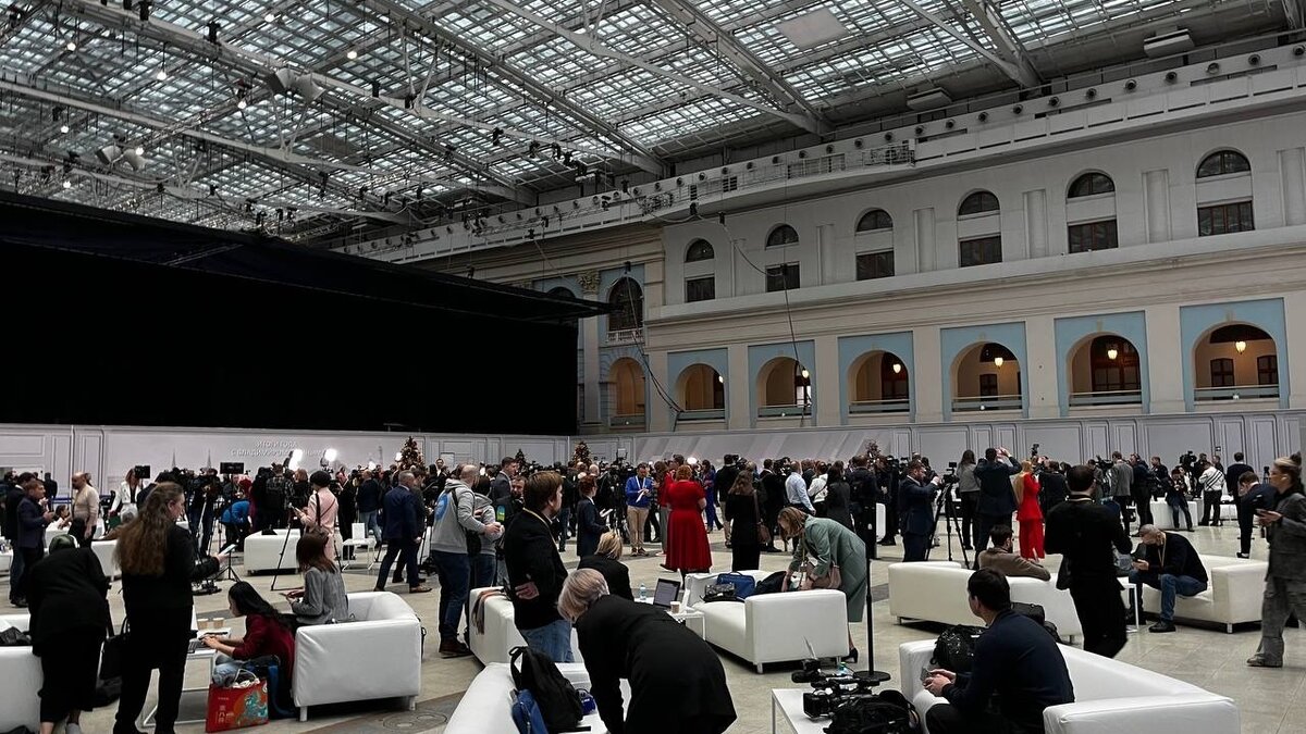     Корреспондент «Восток-Медиа» ведёт прямую трансляцию с Прямой линии и итоговой пресс-конференции (0+) президента России Владимира Путина. Пройдите весь путь самостоятельно вместе с нами.