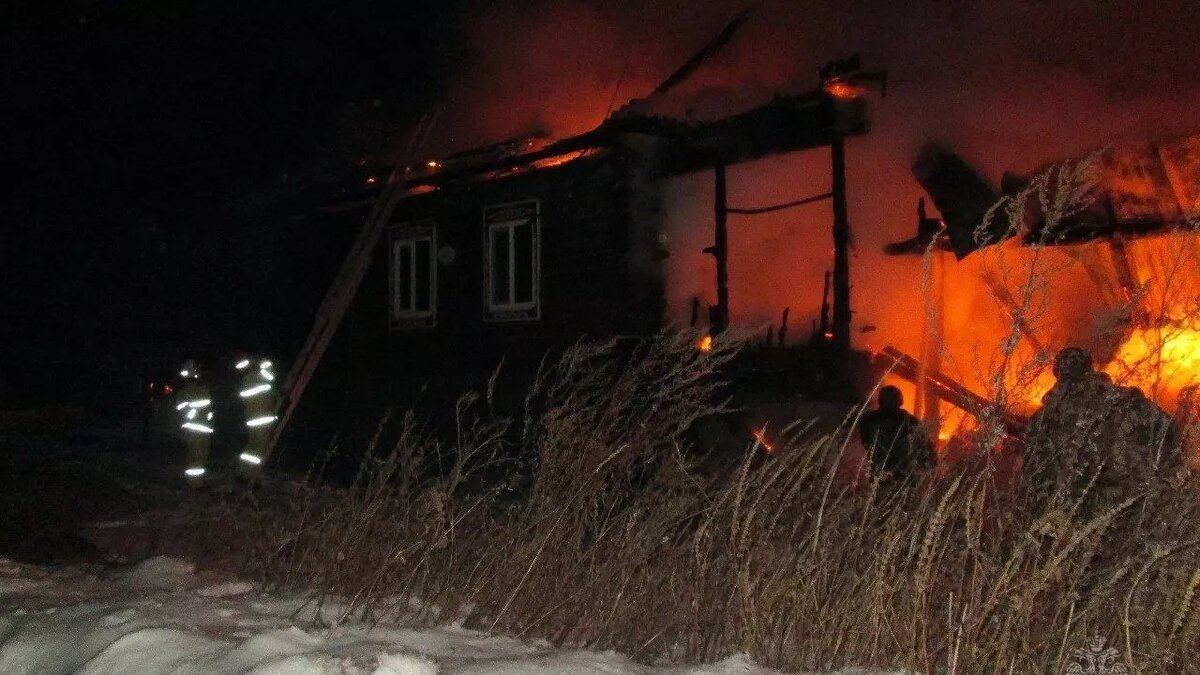     В селе Алнаши Удмуртии жители из-за пожара лишились дома и тридцати куриц.