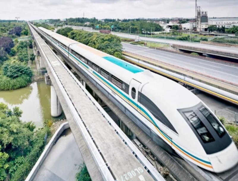 Это поезд на магнитной подушке от Шанхая до Суджоу.