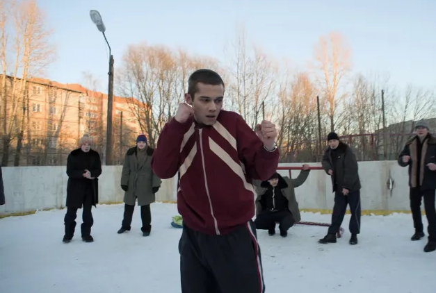 Кадр из сериала "Слово пацана. Кровь на асфальте". Ритуал "пришивания". "Скорлупа" должна выстоять в спарринге со старшим