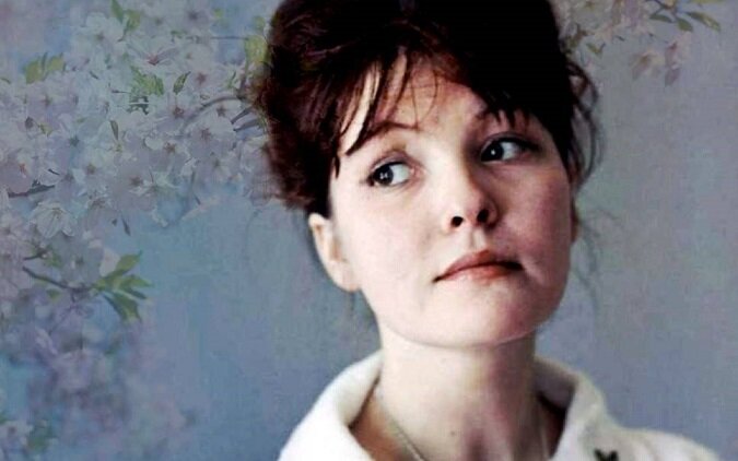 Белла (Изабелла) Ахатовна Ахмадулина.