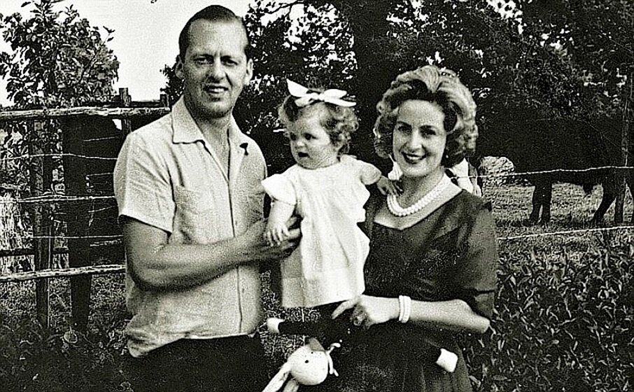 Маленькая Белла с родителями.