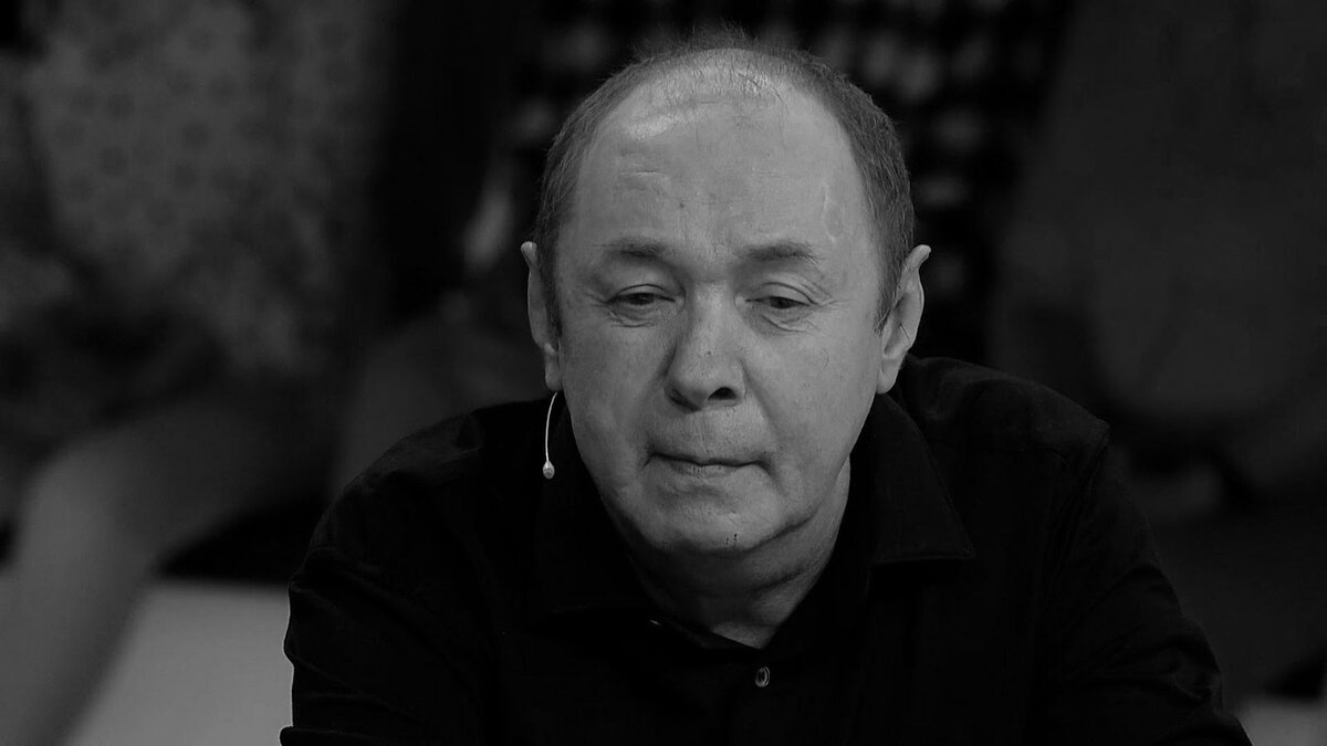 Детство Юрия Шатунова трудно было назвать безоблачным. Его мама часто болела и лежала в стационаре, а отчим в ее отсутствие не стеснялся собирать шумные компании и устраивать пьянки.-5