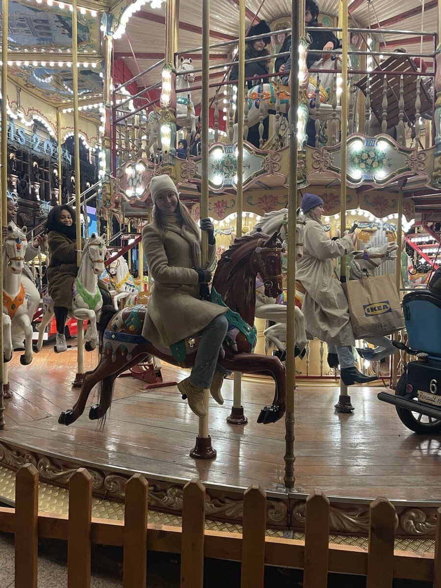 У ребенка, да и у взрослого, должна быть возможность просто развлечься, повеселиться, купить себе что-нибудь. Мы должны жить в удовольствие, а не выживать. 