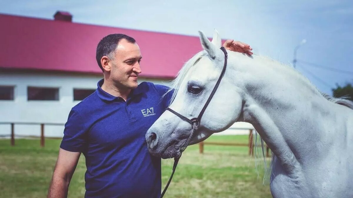     Вице-губернатор Омской области Андрей Шпиленко неожиданно навлек на себя гнев общественности во время неудачного общения со студентами Сибирского государственного автомобильно-дорожного университета (СибАДИ). Высокопоставленному чиновнику после его выходки ответили рядовые россияне.