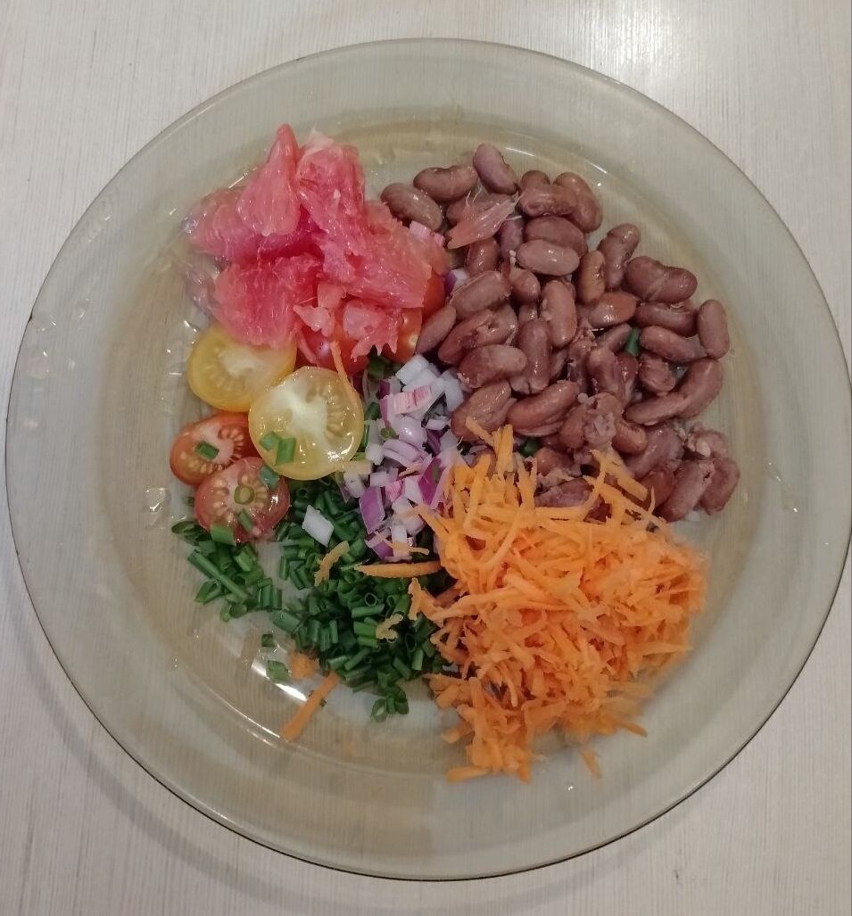 Вареная фасоль, тертая свежая морковь, томаты "чери", красный лук, зеленый лук, грейпфрут