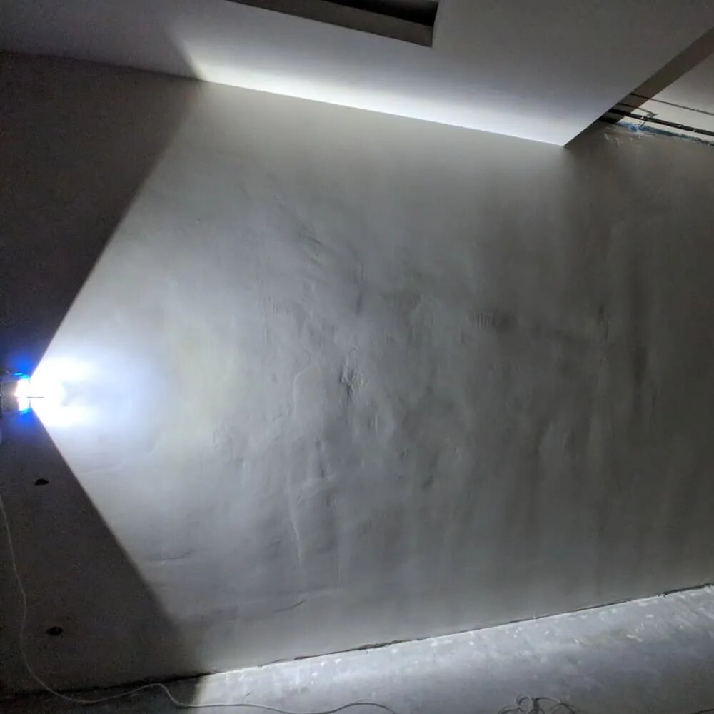 Проверка выравнивания стен под лампой Лосева после дешёвых строителей