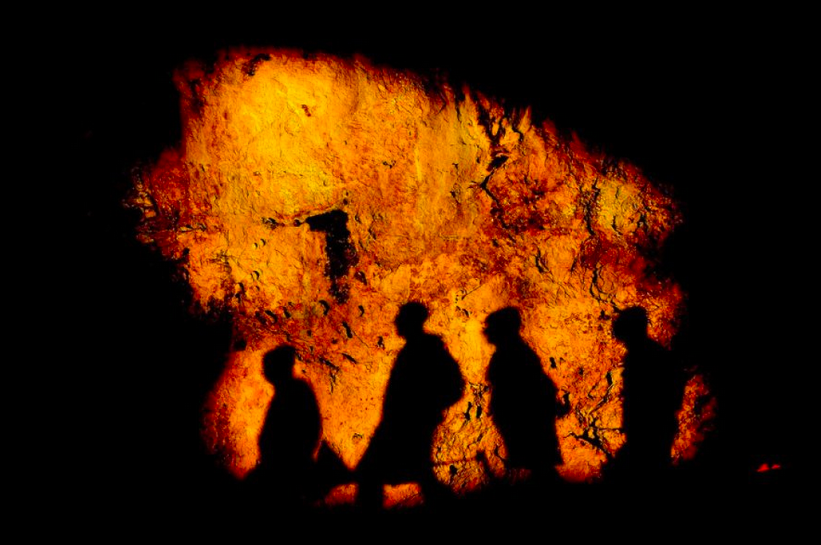 Что обнаружили археологи, забравшись в древнейшую пещеру, где люди жили ...