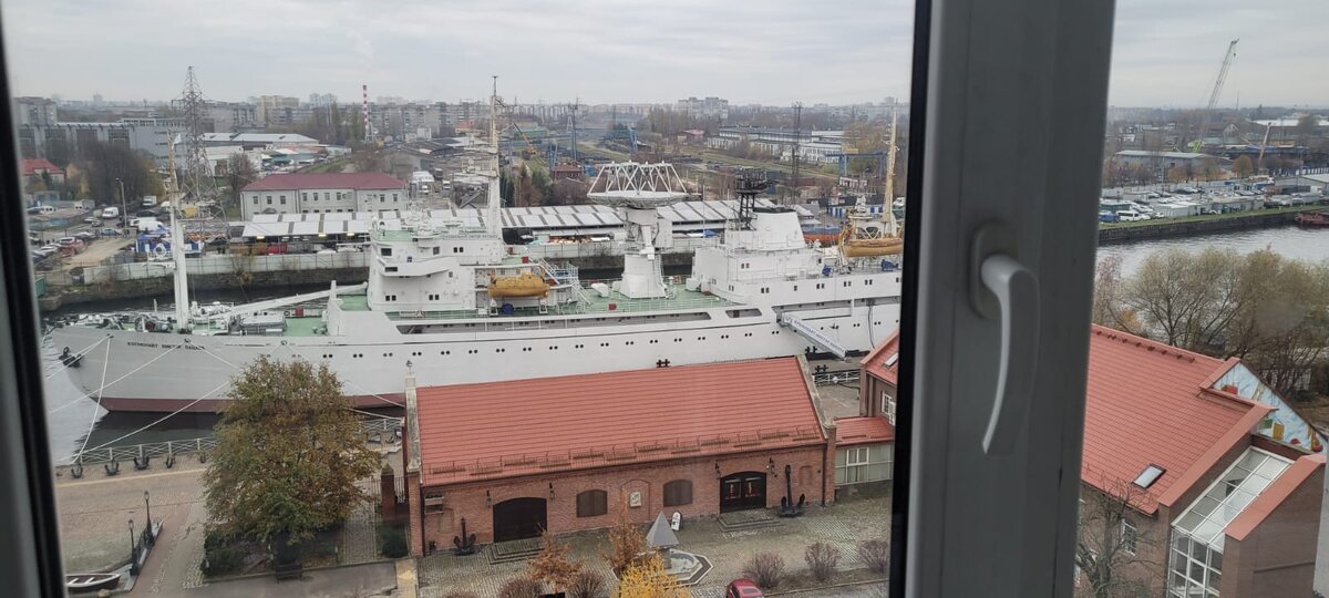 Странно смотрится промышленная площадка прямо посреди города 