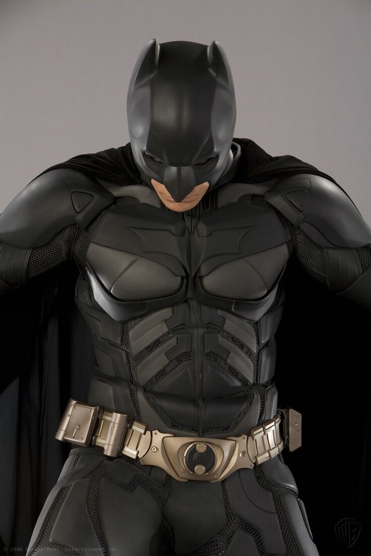 Приветствую друзья! Всем известен такой герой комиксов, как Бэтмен. Человек-летучая мышь - мрачный крепыш. Человек без суперспособностей, но с толстым кошельком и накаченным торсом.-2
