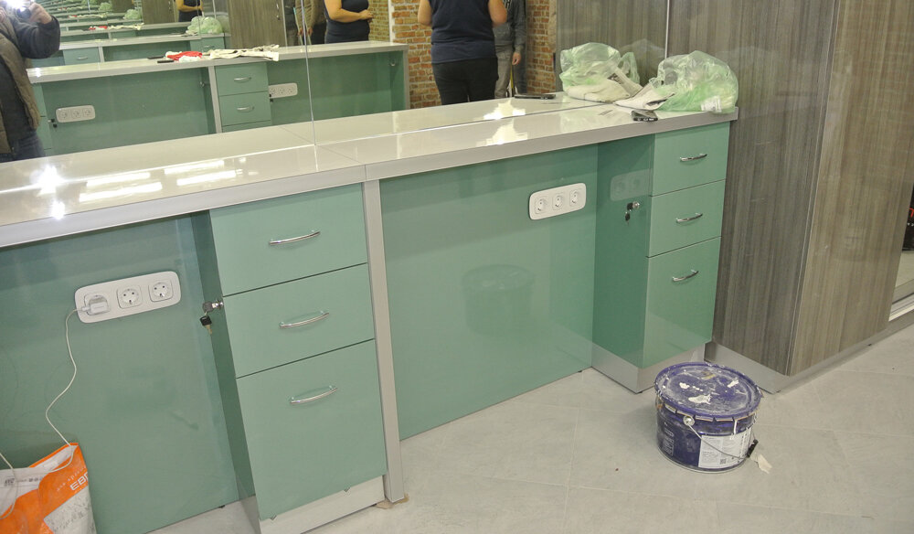 Место парикмахера. Монтаж в финальной стадии.