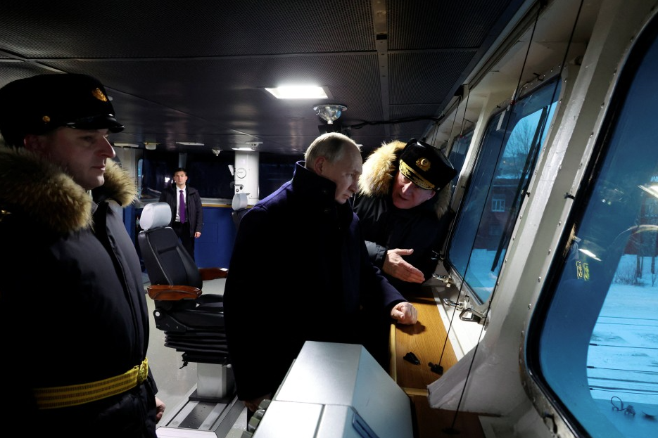 На фотографии, опубликованной Кремлём 11 декабря, Путин на фрегате в Северодвинске © REUTERS
