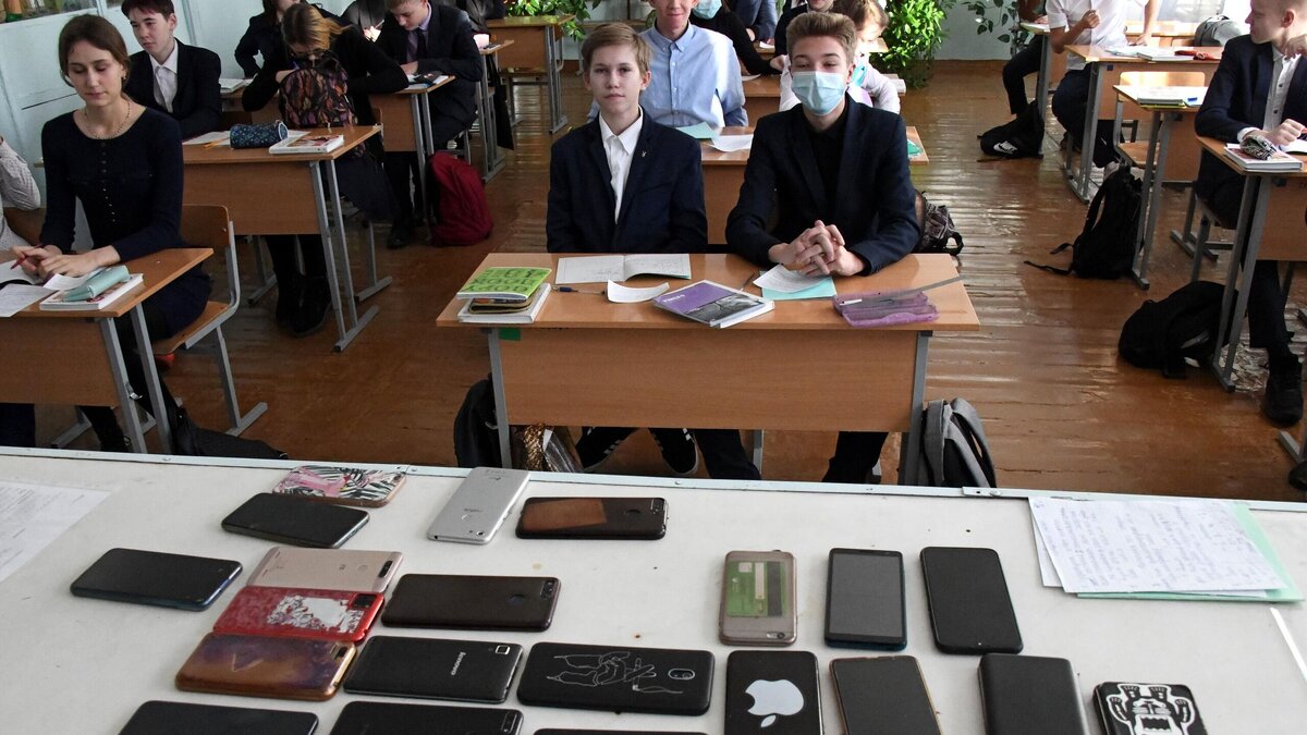    Зачем на самом деле будут отбирать телефоны в школах? Депутат разъяснила нюансы нового правила© РИА Новости | Евгений Епанчинцев