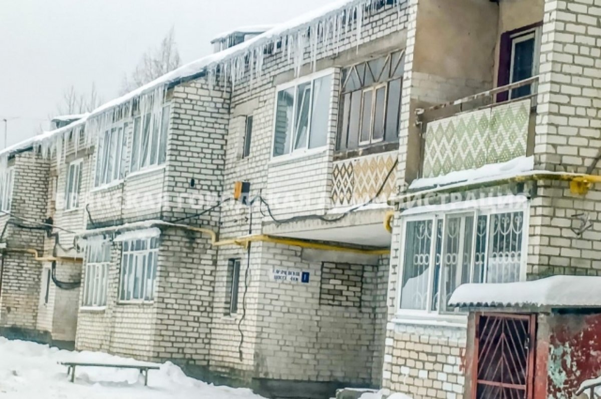    В Фокинском районе Брянска сбивают сосульки и устанавливают елки
