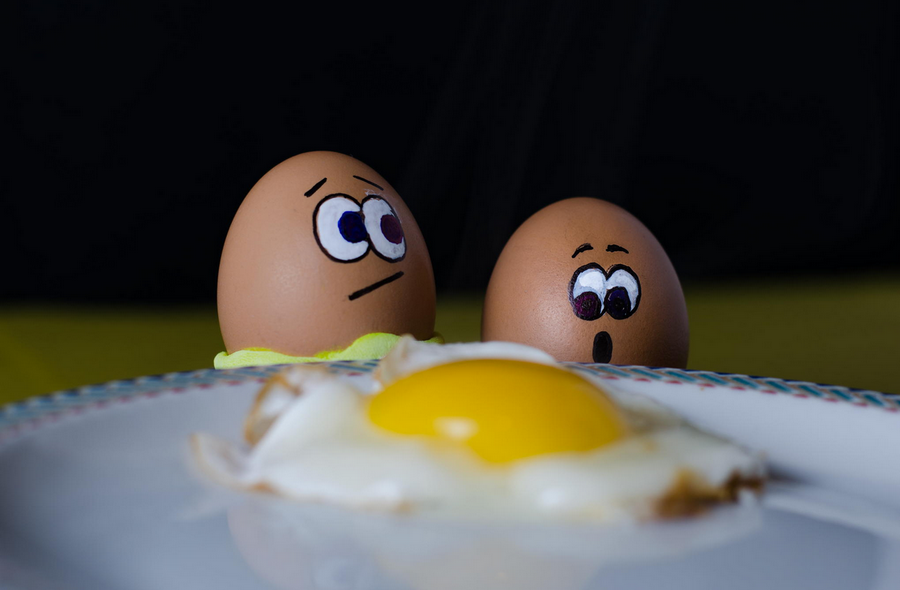 Глупые яйца. Веселые яйца. Веселые пасхальные яйца. Яйца с глазками. Прикольные яйца на Пасху.