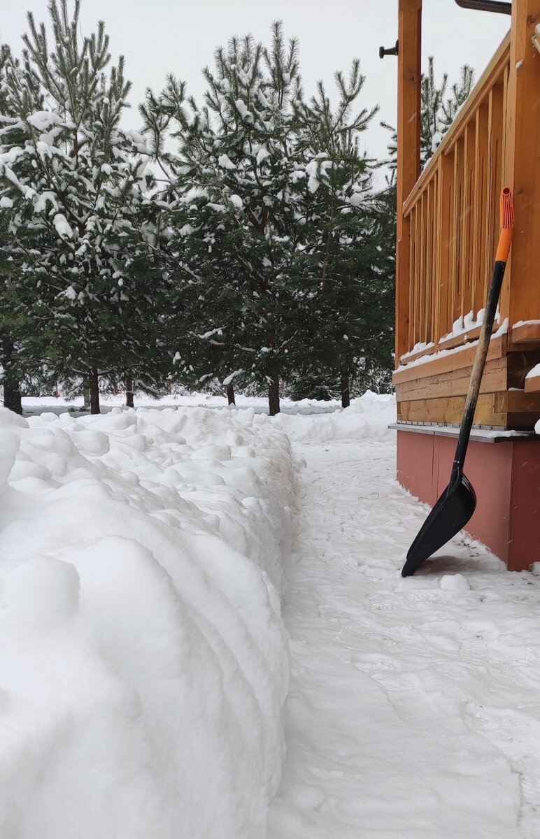Уборка снега в "нужных" местах (фото автора)