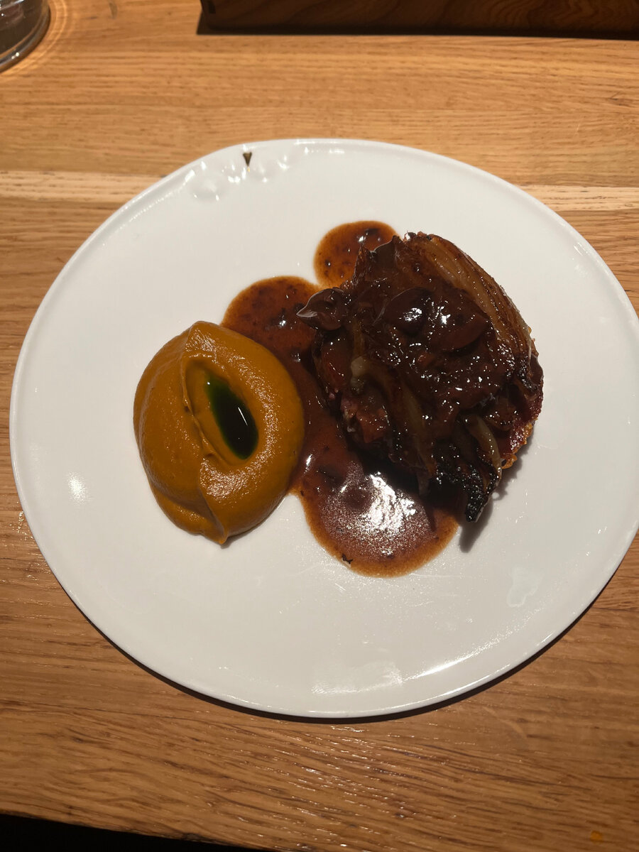 Небольшая порция ягненка в соусе Демигляс, вкуснейший жареный лук в середине и баклажанный взбитый крем.     Просто прекрасно. Мясо мягчайшее, тает во рту.  590 руб