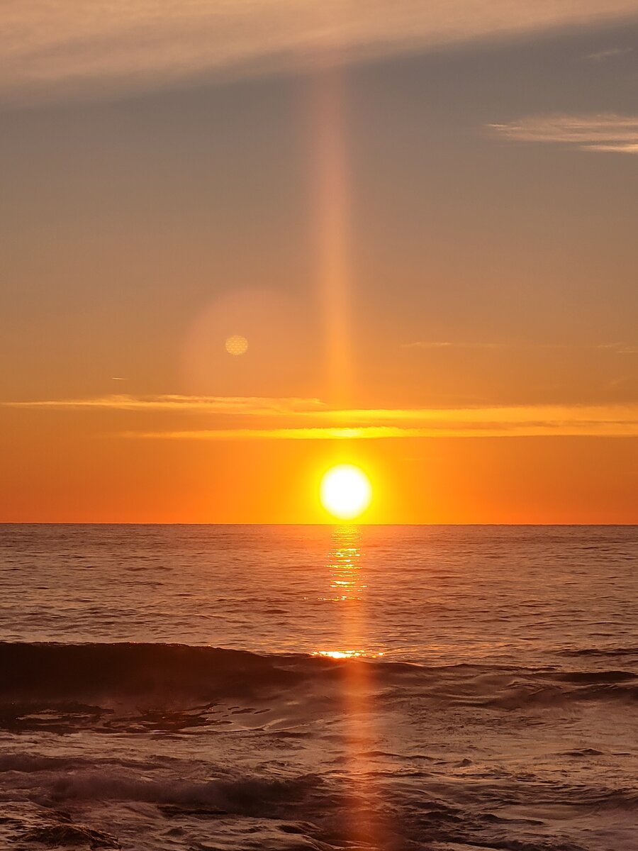Фото сегодня будут вообще не в тему, а просто фото вчерашнего 13.12.2023 заката. Красивый, хочу поделиться. Фото автора. 