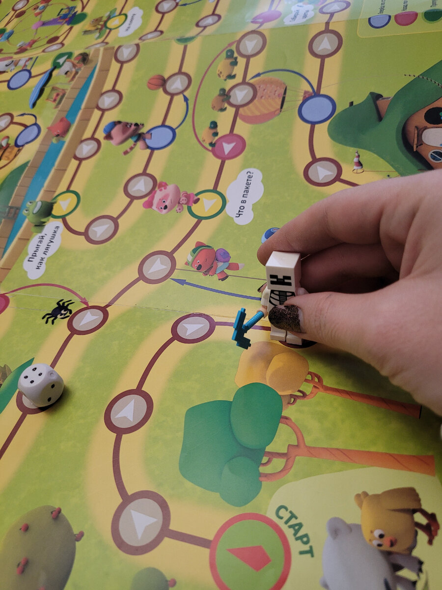 Фото автора. Играем фигурками майнкрафт на поле мимишек 