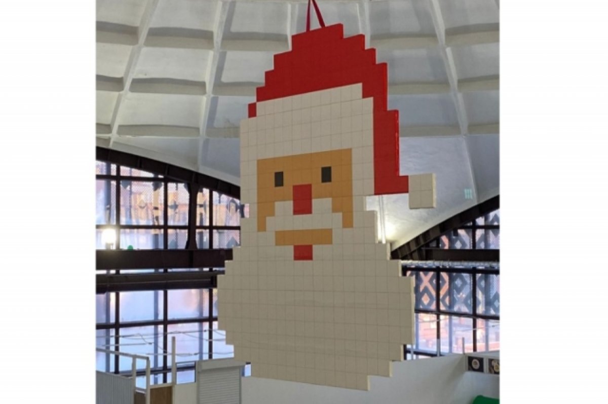    Гигантская новогодняя игрушка в виде Деда Мороза появилась в Барнауле