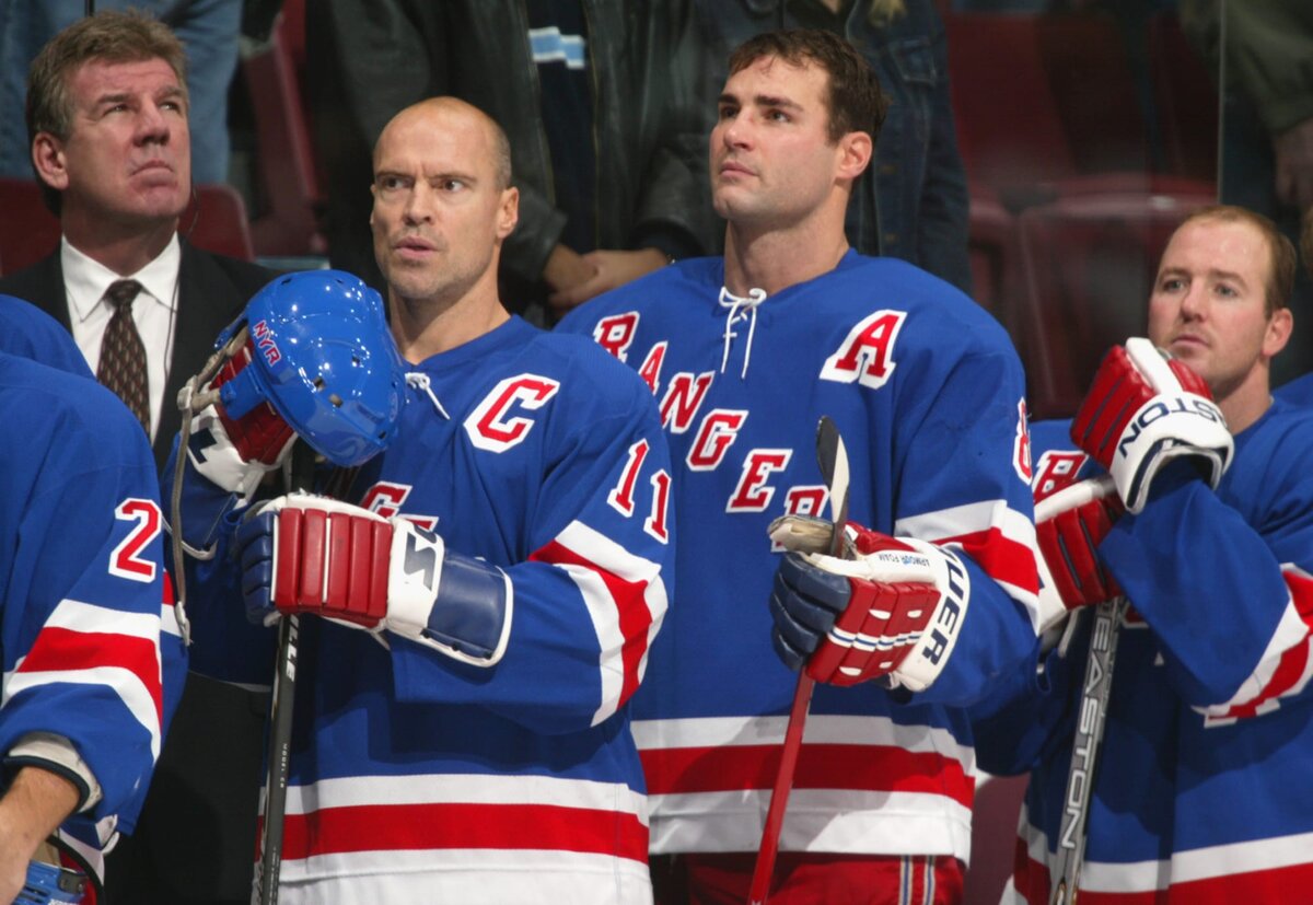 Марк Мессье и Эрик Линдрос на переднем плане