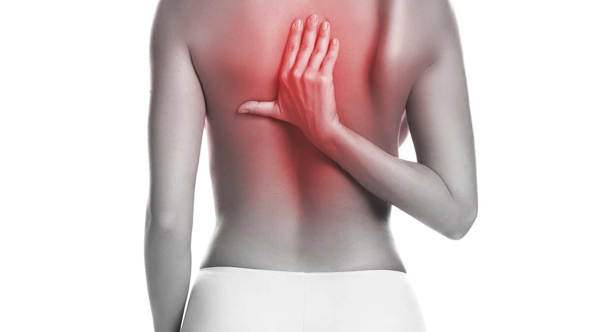 Боль под лопатками сзади спины