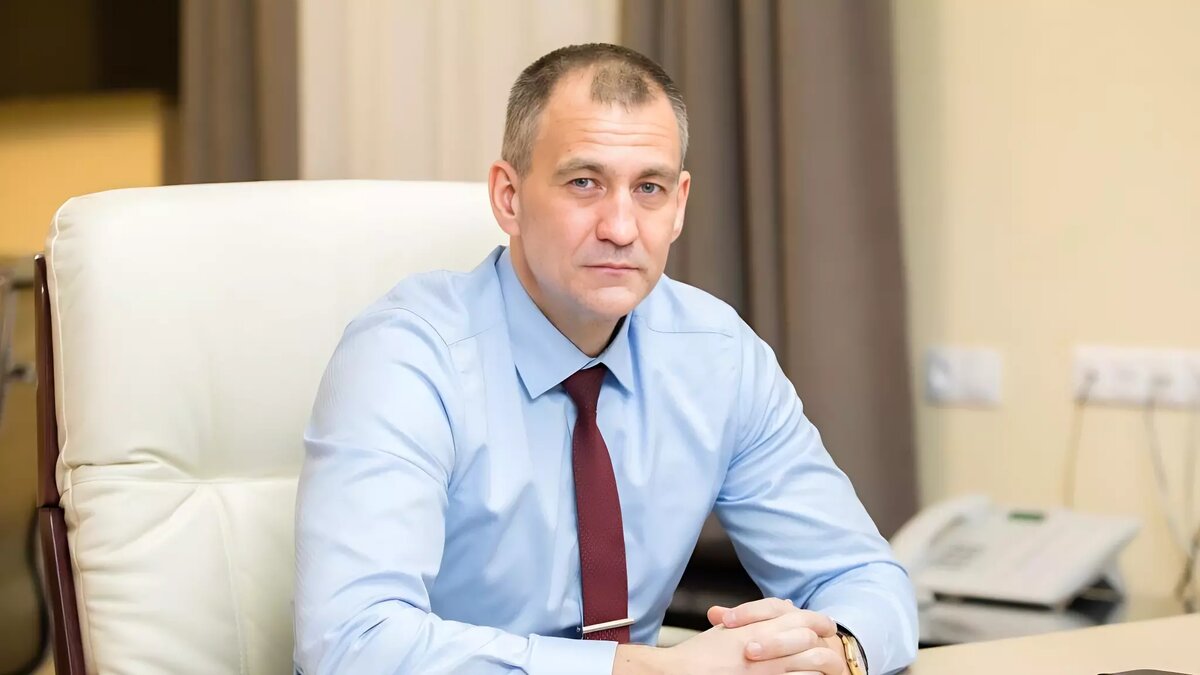     Глава Сургутского района Андрей Трубецкой выступил в прямом эфире, где ответил на вопросы местных жителей. Много говорили о программе по переселению граждан из фенольного жилья, аварийных домов, а также по строительству спортивных объектов в районе.