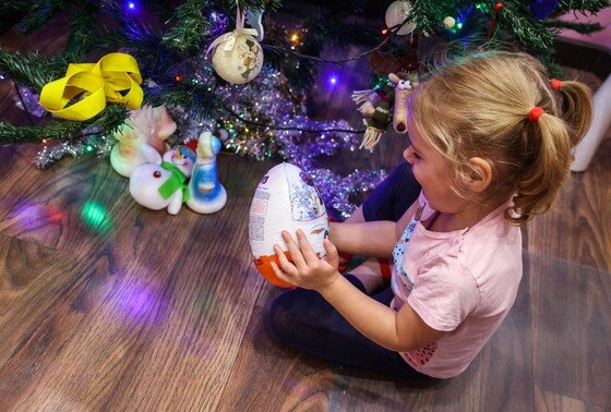Сладкие новогодние подарки для детей должны содержать как можно меньше консервантов, ароматизаторов и красителей, говорится на сайте Роспотребнадзора Подмосковья.