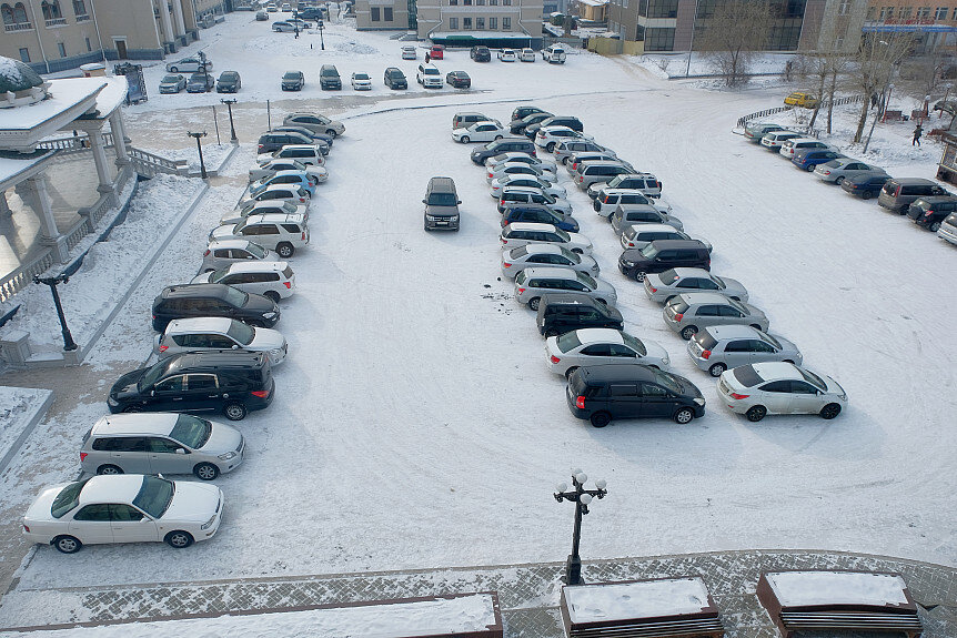брошенное во дворе авто зимой. заброшенные машины зимой. машины во дворе зимой. машина в снегу. автомобиль во дворе зима.