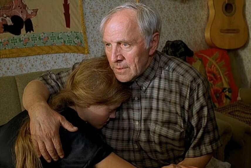 В 1999 году Станислав Говорухин снял один из самых актуальных фильмов последних десятилетий о российской действительности под названием «Ворошиловский стрелок».