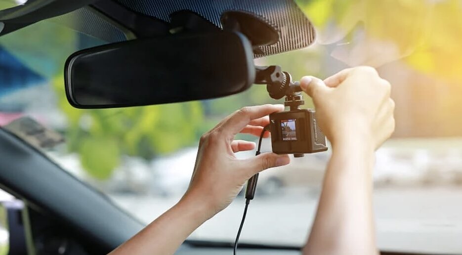 Записи видеорегистратора часто сопровождаются временной меткой, датой и другой информацией. В случае необходимости, можно легко найти нужный временной интервал и использовать видео в качестве доказательств.