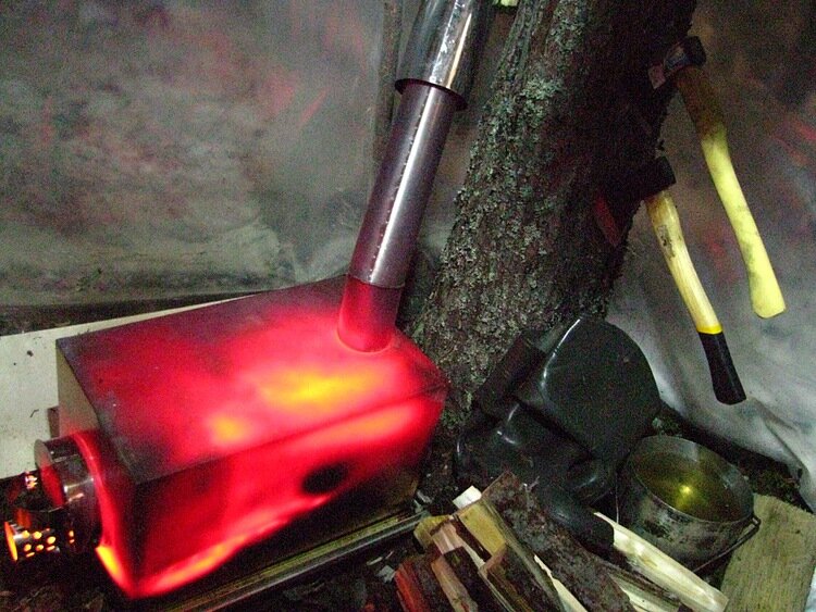 Ярко-жёлтые перегретые участки металла и чёрные недогретые участки