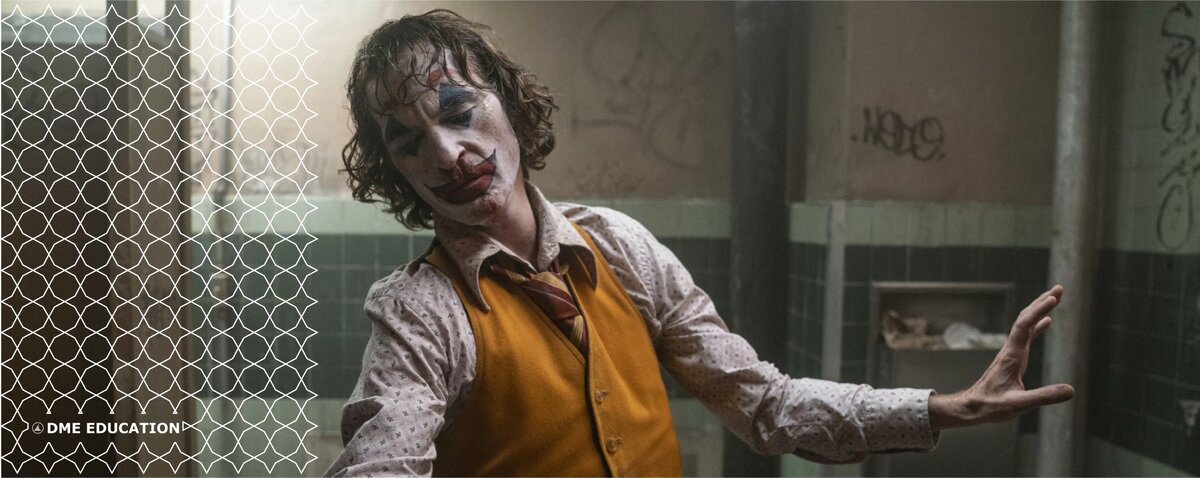 Готэм, начало 1980-х годов. Комик Артур Флек живет с больной матерью, которая с детства учит его «ходить с улыбкой». Пытаясь нести в мир хорошее и дарить людям радость, Артур сталкивается с человеческой жестокостью и постепенно приходит к выводу, что этот мир получит от него не добрую улыбку, а ухмылку злодея Джокера. 