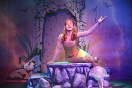 Сцена из спектакля "Русалочка", который идет в театре "Глас"