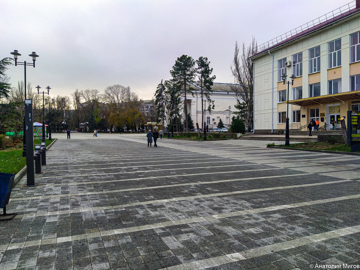 Вот здесь у музыкальной школы (на снимке справа) проспект переходит в улицу Горького.