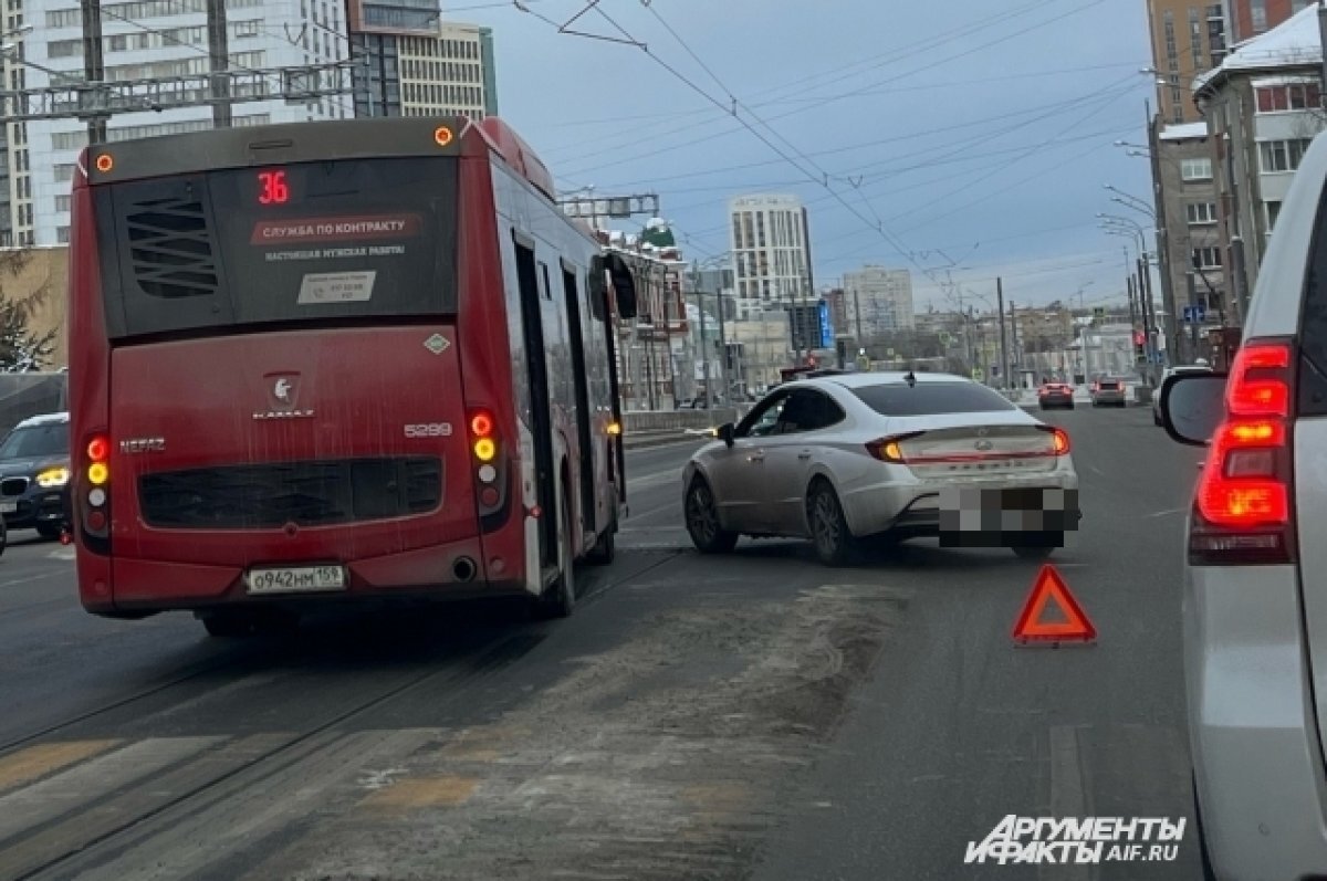    Автомобилисты сообщают о пробке из-за двух ДТП на Революции в Перми