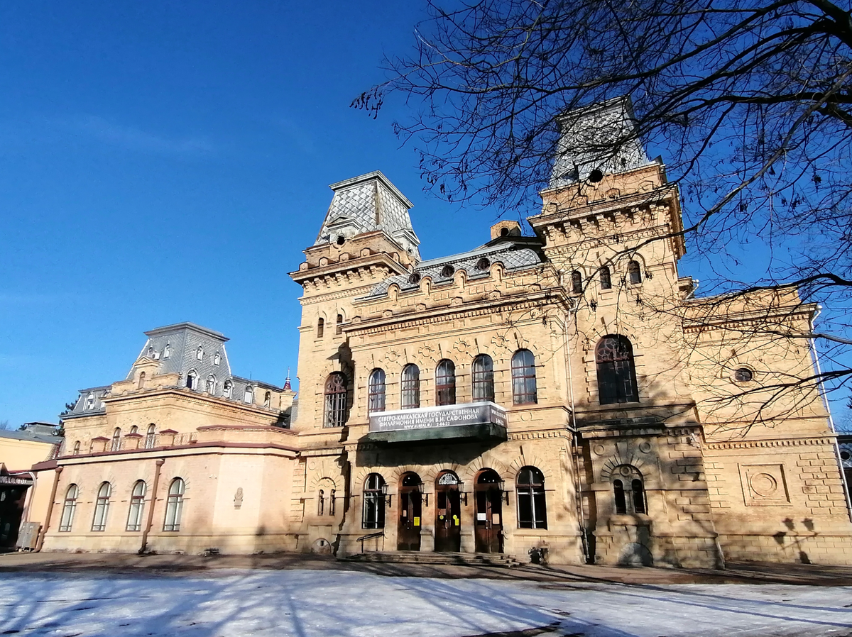 Исторический зал филармонии в Кисловодске закрыт на ремонт, экскурсии сейчас не проводятся. Но и без него дел достаточно) На фото декабрь 2022