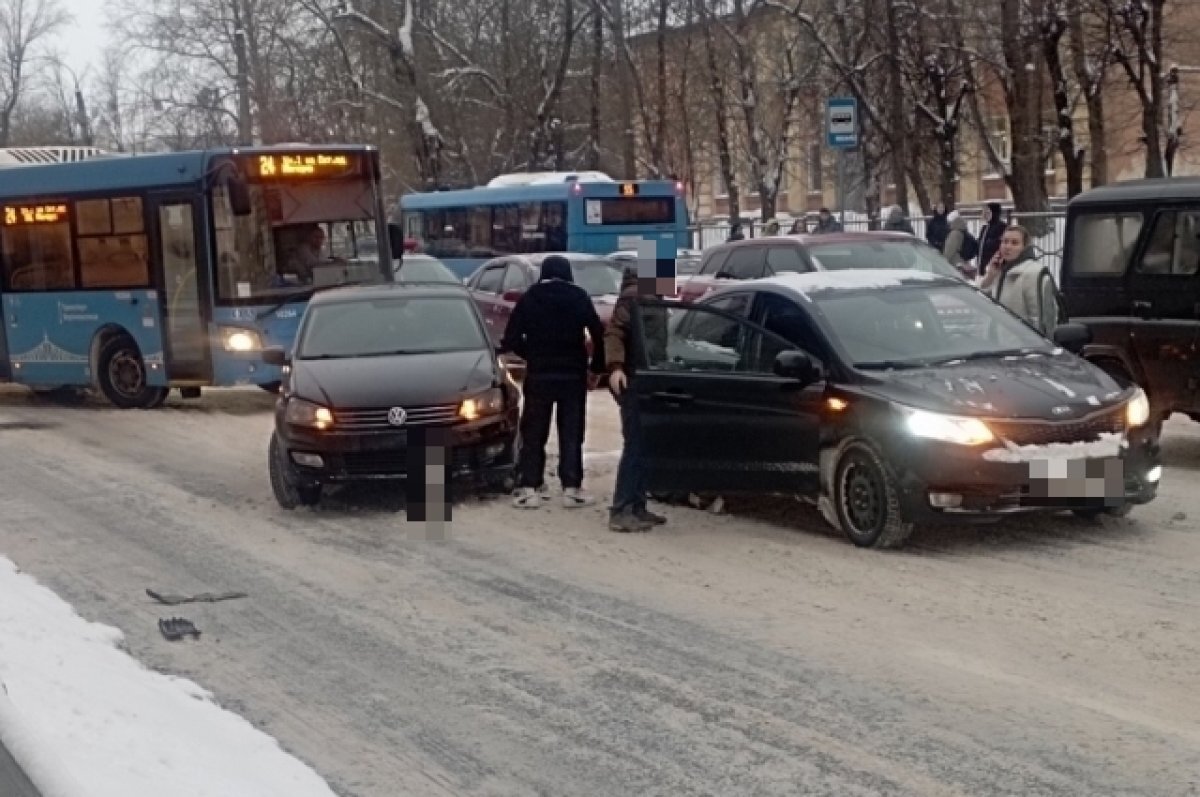    В Твери на площади Терешковой столкнулись две иномарки