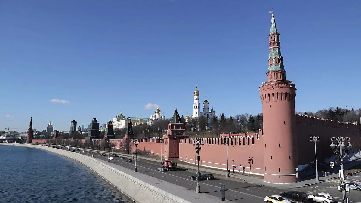     В ходе прямого эфира Президент Владимир Путин предложил использовать удачный опыт государственных ипотечных программ, который сегодня реализуется на Дальнем Востоке. Хабаровский край один из лидеров по реализации программы «Дальневосточная ипотека».