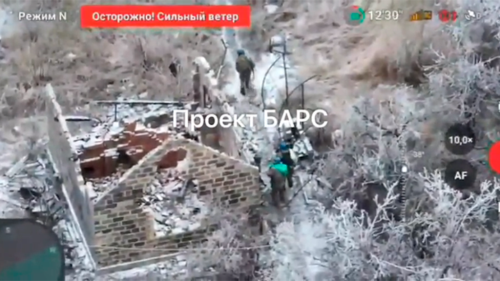 ВСУ БРОСАЮТ ПОЗИЦИИ И УНОСЯТ НОГИ ПОД НАТИСКОМ АРМИИ РОССИИ. СКРИНШОТ: ТГ-КАНАЛ "ОПЕРАЦИЯ Z: ВОЕНКОРЫ РУССКОЙ ВЕСНЫ"