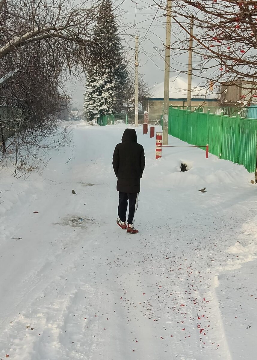 Стас морозным утром, в минус сорок, идёт к другу. Отец морозным утром, в минус сорок, идёт в магазин. Мать сидит дома, поэтому она к этой фотографии отношения не имеет