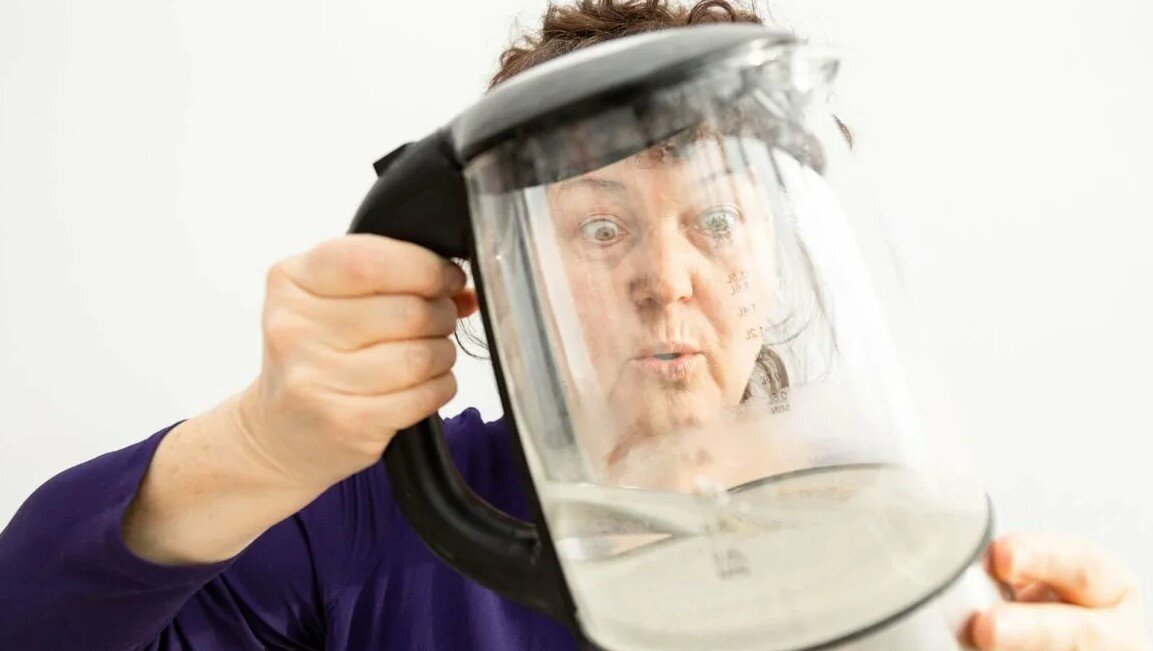 Кружка полная денег. Накипь в электрочайнике. Чайник на кухню стильный. Чайник. Электрический чайник медь.