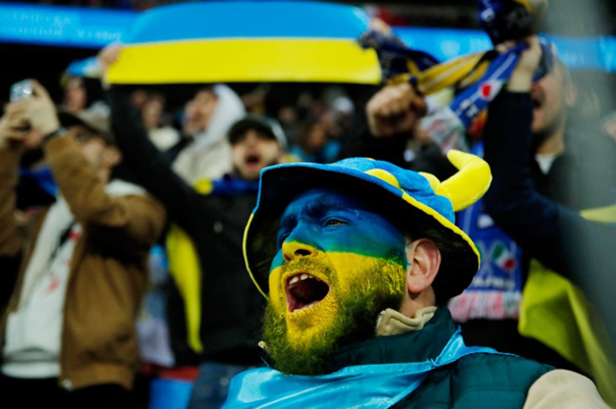    Трибуна для нацистов.