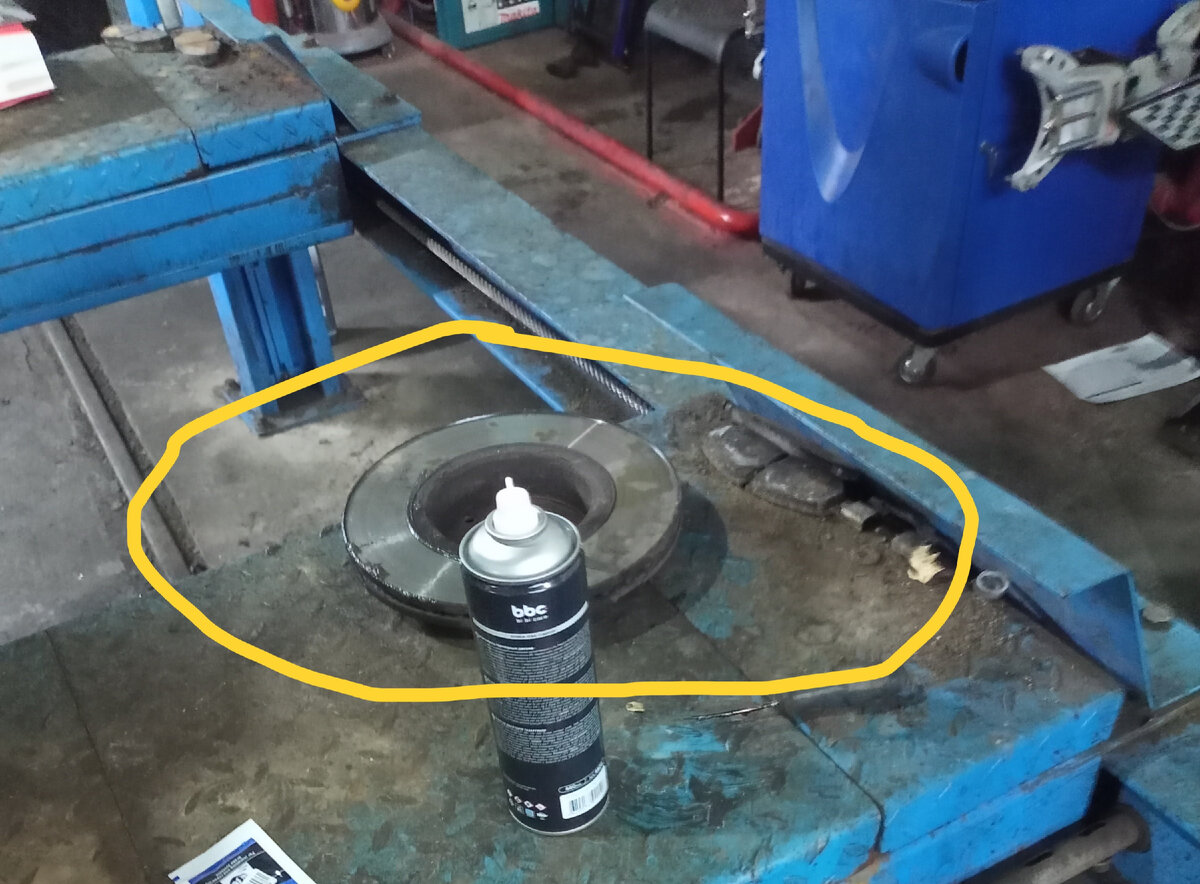 тут бортик видно невооруженным взглядом.